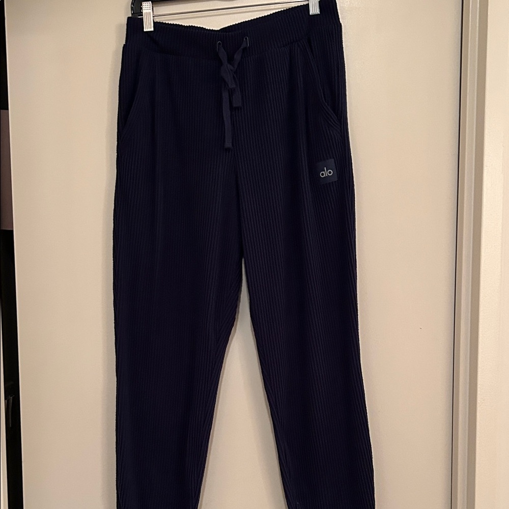 ALO Yoga Muse Sweatpants in Navy (ribbed)